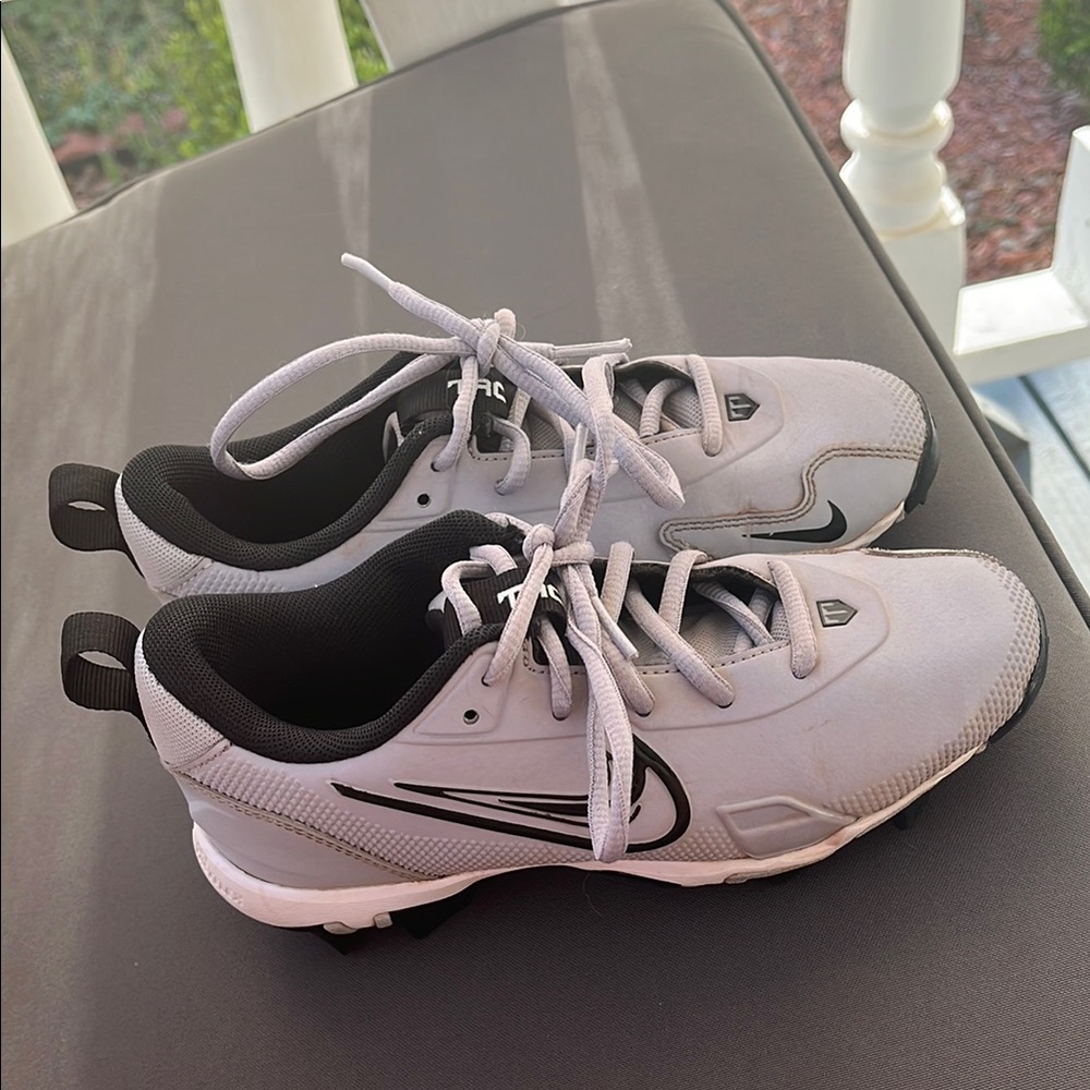 Size 2.5 youth boys Nike Cleats only worn one season